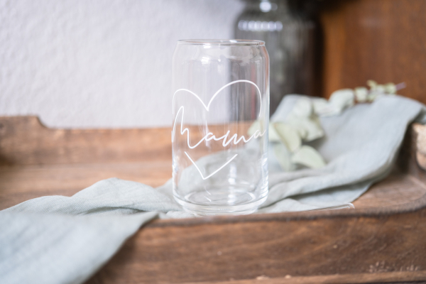 Can Longdrinkglas mit Herz und Mama-Schriftzug, 470 ml, dekorativ auf Holztablett mit Stofftuch arrangiert